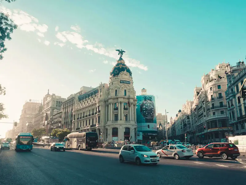 Foto de D-SUNSET Dynamic view of traffic and architecture on Gran Vía in Madrid, Spain. | Fotografia de Kaique Rocha, em https://www.pexels.com/@hikaique?utm_source=centralapp&utm_medium=referral