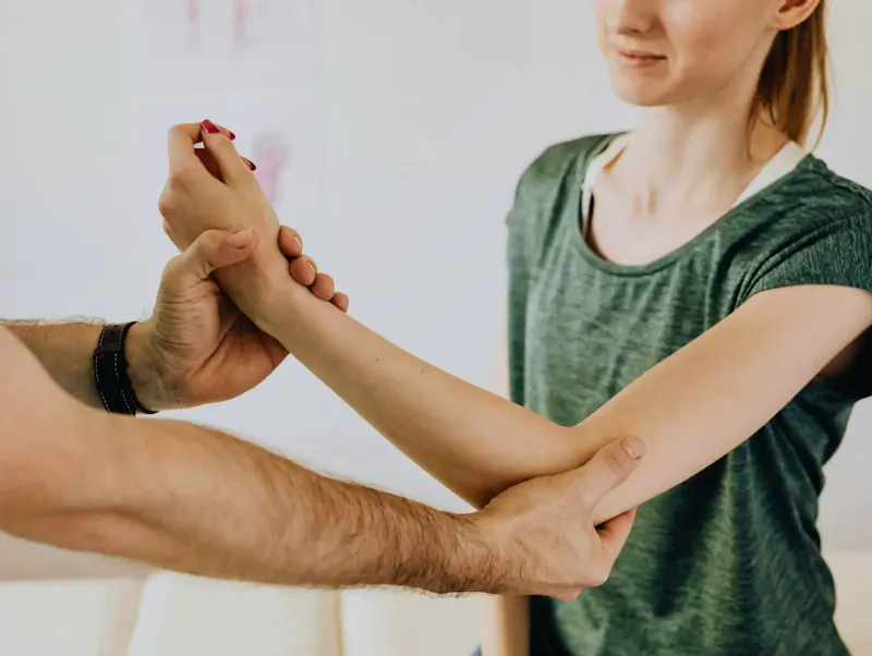 Photo de Pacifique Fiasse Consulting Image of a physiotherapy session focusing on arm movement and manual adjustment. | Photo de Karolina Grabowska www.kaboompics.com, sur https://www.pexels.com/@karola-g?utm_source=centralapp&utm_medium=referral