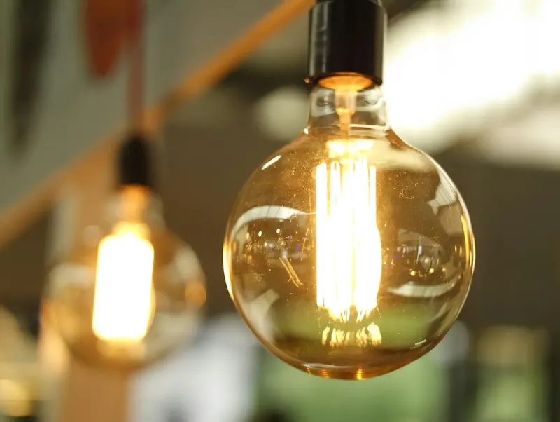 A close-up of a glowing vintage Edison bulb creating a warm atmosphere. | Photo de Burak The Weekender, sur https://www.pexels.com/@weekendplayer?utm_source=centralapp&utm_medium=referral