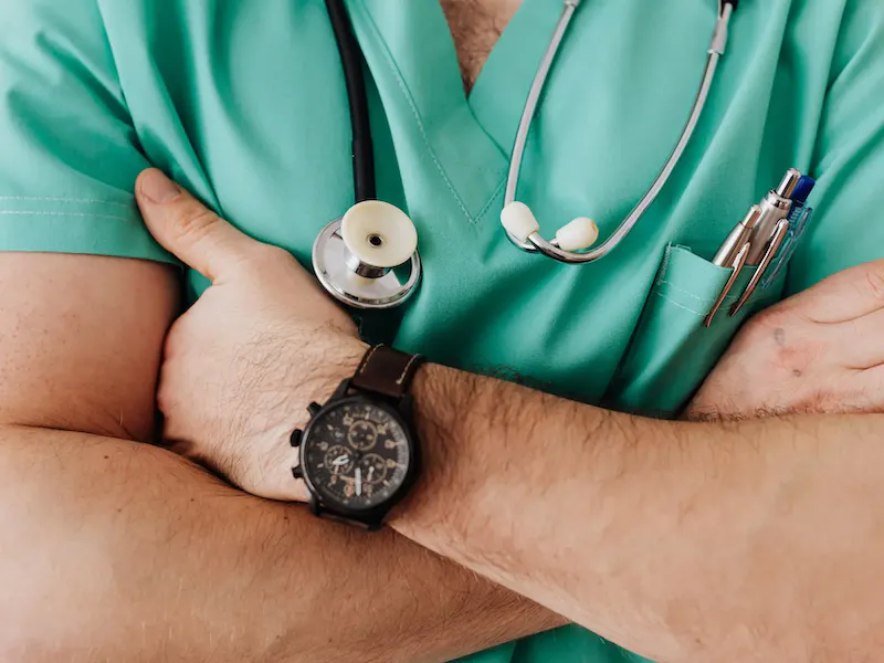 Crop unrecognizable male doctor with stethoscope | Photo de Karolina Grabowska, sur https://www.pexels.com/@karolina-grabowska?utm_source=centralapp&utm_medium=referral