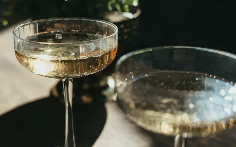 Champagne coupes filled with bubbly in a sunny, elegant indoor setting. | Photo de Amanda Brady, sur https://www.pexels.com/@amanda-brady-743767450?utm_source=CentralApp&utm_medium=referral