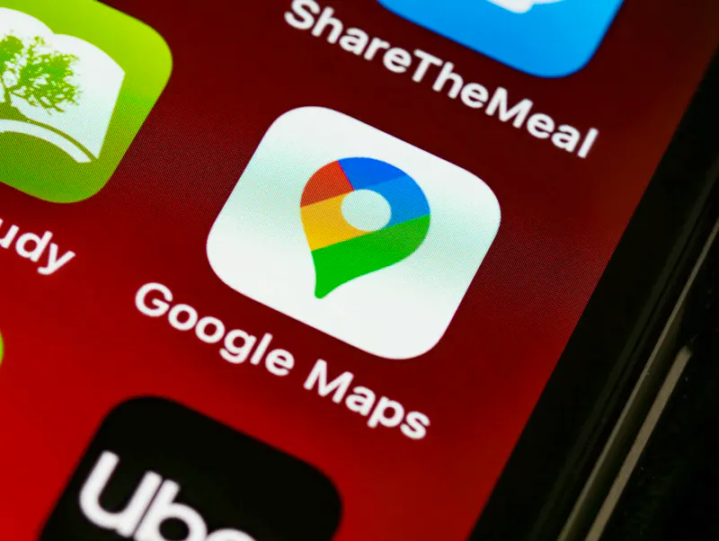 Detailed view of Google Maps app icon on a smartphone screen, showcasing digital navigation technology. | Photo de Brett Jordan, sur https://www.pexels.com/@brettjordan?utm_source=centralapp&utm_medium=referral