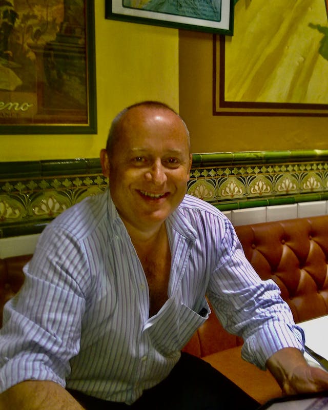 Fondateur du restaurant Le Bugatti en Septembre 1988,  il en est depuis devenu le chef et ce depuis plus de 30 ans. Prothésiste dentaire de profession,  il s'est spécialisé en gastronomie par passion; passion qu'il nous fait partager quotidiennement au travers de ses nombreuses recettes qui font le succès du Bugatti depuis plus de 37 ans.
