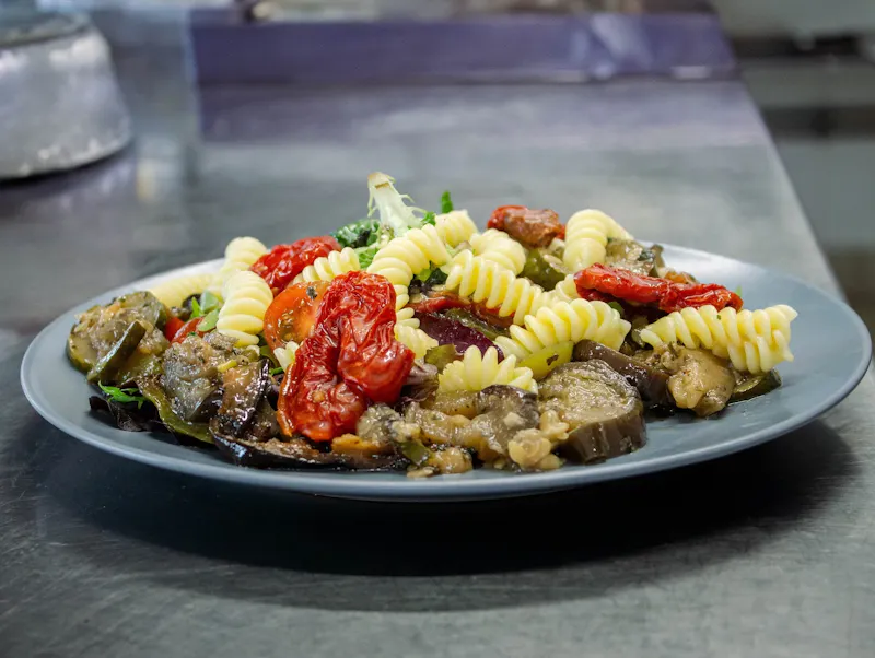 Assiette vegan 100% maison à La Taverne de la Métairie à La Ville-aux-Dames, près de Tours : saine, gourmande et colorée.