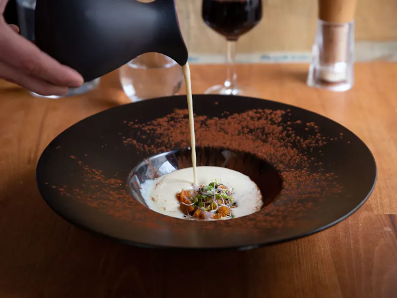 UNE CUISINE RAFFINÉE AU CŒUR DU MARAIS UNE CUISINE RAFFINÉE AU CŒUR DU MARAIS