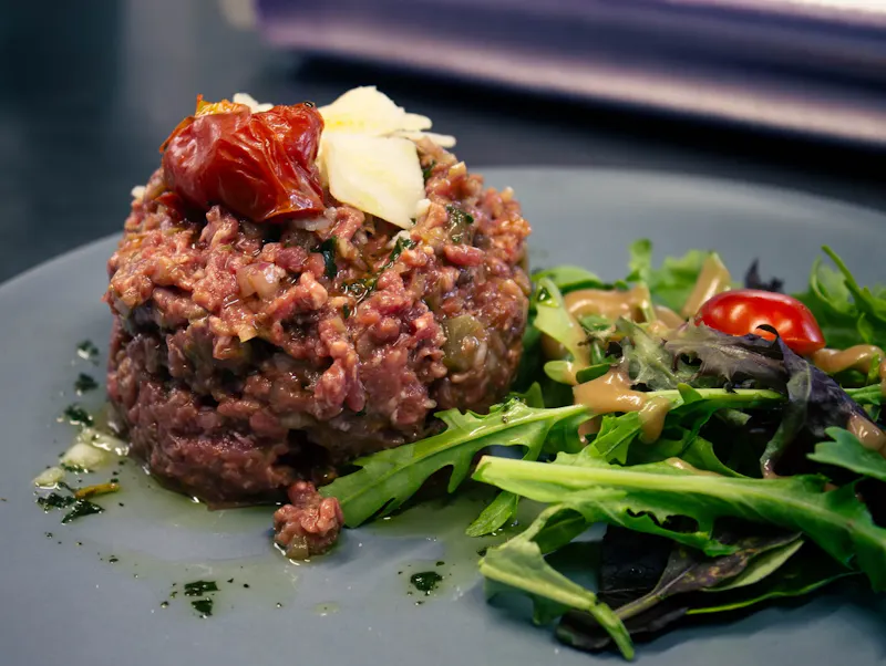 Tartare italien préparé maison à La Taverne de la Métairie à La Ville-aux-Dames, près de Tours : frais, gourmand et méditerranéen.