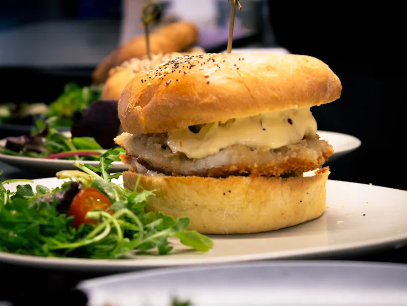 Découvrez nos burgers maison à La Taverne de la Métairie à La Ville-aux-Dames, près de Tours : cuisine familiale, ambiance conviviale et gourmande.