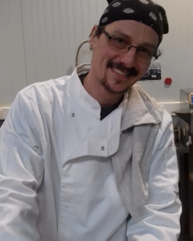 Rinomato per il suo approccio artigianale al gelato, Alessandro ha sviluppato una ricetta unica che valorizza i migliori ingredienti, assicurando che ogni pallina sia una celebrazione di sapori puri.