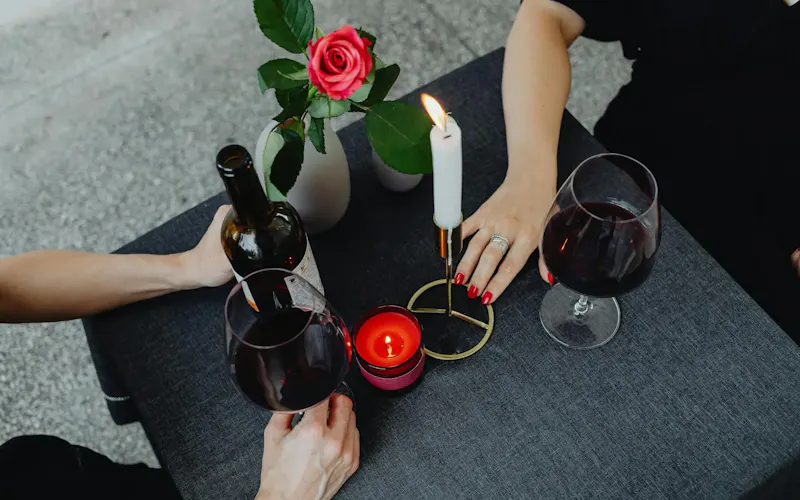 Intimate dining scene with wine, candles, and elegant decor. | Photo de Photo By: Kaboompics.com, sur https://www.pexels.com/@karolina-grabowska?utm_source=centralapp&utm_medium=referral