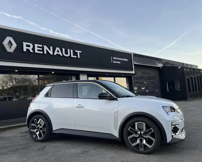 R5 E-TECH 100 % ELECTRIQUE R5 E-TECH 100 % ELECTRIQUE