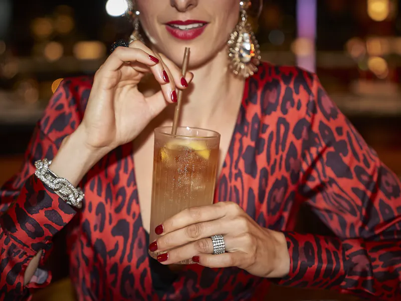 What to wear, when to come, and what to expect: discover Akai’s dress code, DJ set hours, and refined sound levels for an unforgettable rooftop night.