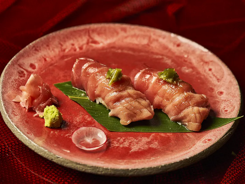 Leer hoe je sushi eet volgens de Japanse traditie, geïnspireerd door sushi-meesters en beleefd in een verfijnd sushi restaurant boven Brussel.