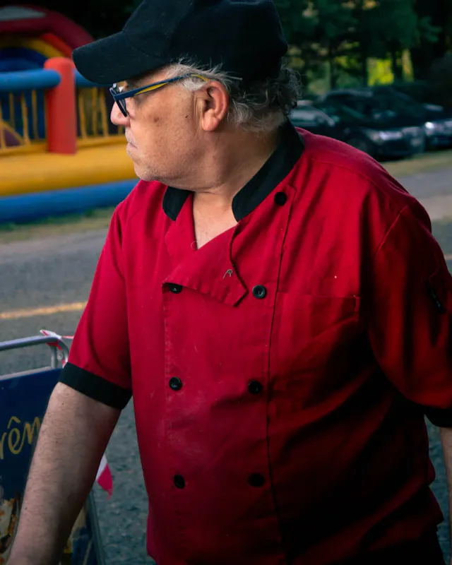 Derrière chaque plat savoureux de La Taverne, il y a Mécheil, notre chef passionné. Fort de son expérience et amoureux du bon produit, il cuisine chaque jour avec le cœur, en alliant tradition culinaire et générosité. Son objectif ? Faire plaisir et régaler vos papilles à chaque bouchée. Grâce à lui, la cuisine maison prend tout son sens !