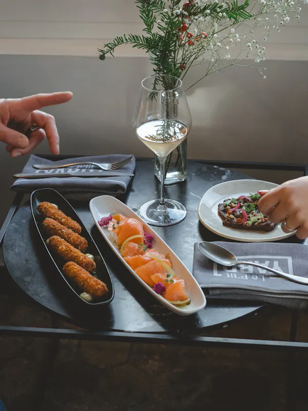 A free-spirited, relaxed restaurant focused on sharing and conviviality.
Come to nibble, share, enjoy a drink, and soak up the warm atmosphere—by the fireplace or out on the terrace.