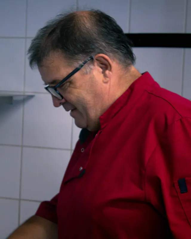 Au cœur de la cuisine de La Taverne de la Métairie, c’est Yann, notre chef cuisinier, qui mène la danse avec passion, rigueur et générosité. Fort de cinquante années d’expérience derrière les fourneaux, Yann incarne la tradition culinaire française, enrichie par des inspirations glanées au fil des rencontres, des régions et des époques.