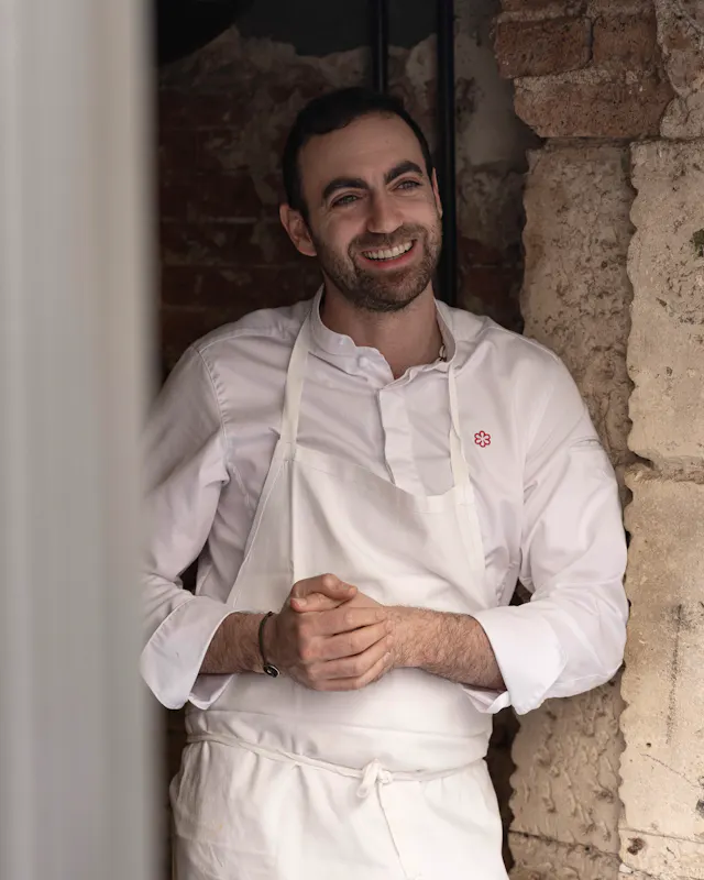 Matan Zaken, chef et créateur de Nhome, propose une expérience culinaire unique avec un menu dégustation à l'aveugle de 8 plats, en constante évolution selon les produits et les saisons. Ayant perfectionné son art dans des établissements de renom, Zaken a d'abord créé Nhomade avant de concrétiser son rêve avec Nhome, où les convives sont assis ensemble autour d'une seule table. Avec une chorégraphie précise des services et des chefs interactifs, Zaken souhaite favoriser les rencontres, surprendre les invités et connaître personnellement chaque client, le tout dans une ambiance détendue et festive. Chez Nhome, il ne s'agit pas seulement de savourer la cuisine, mais de se plonger dans un cadre intime pour une soirée mémorable.