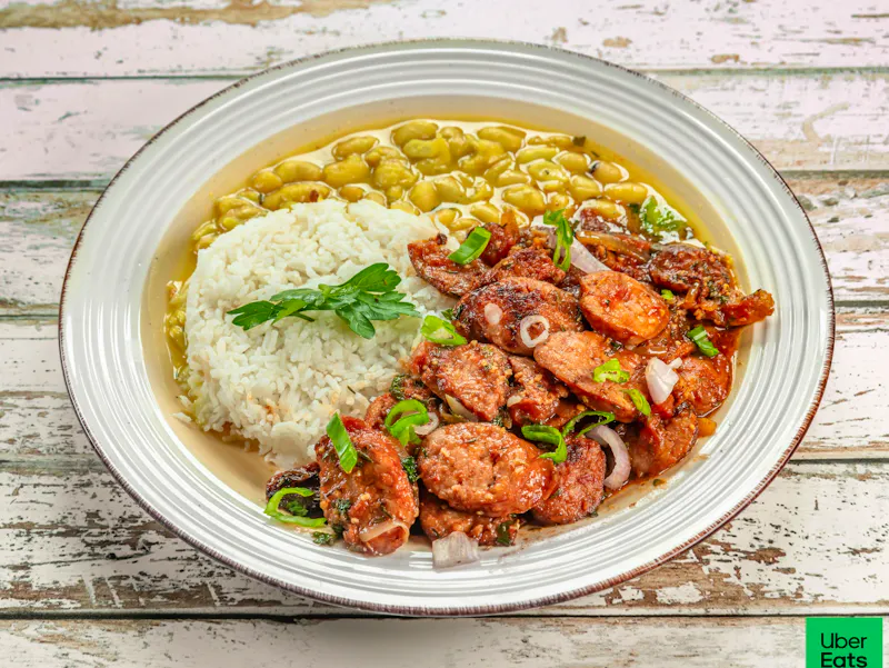 Dégustez notre rougail saucisse maison chez Ô Gayar. Plat créole traditionnel, préparé avec des ingrédients frais et disponible à emporter. | Bild von Ogayar, auf http://www.ogayar.fr