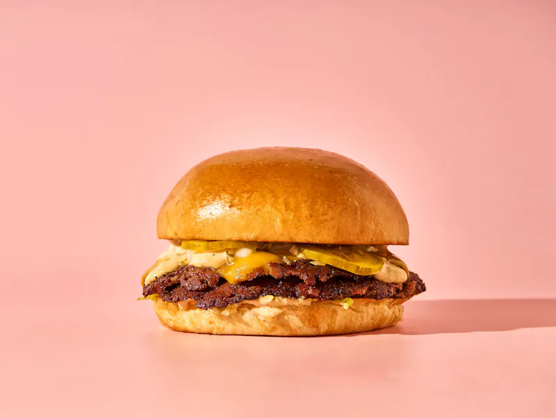 Smash burger signature Buns - Paris 19e, paris 15 ou Vannes. Pain brioché et viande croustillante.