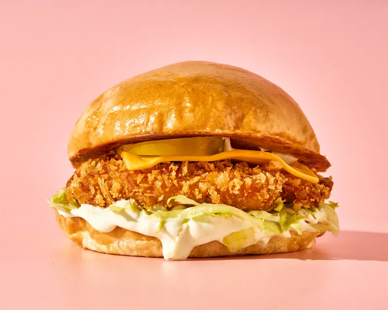 Burger poulet frit (Fried Chicken) ultra-crispy par Buns Burgers & Fried Chicken, quartier de l'Ourcq, Paris 15 ou Vannes