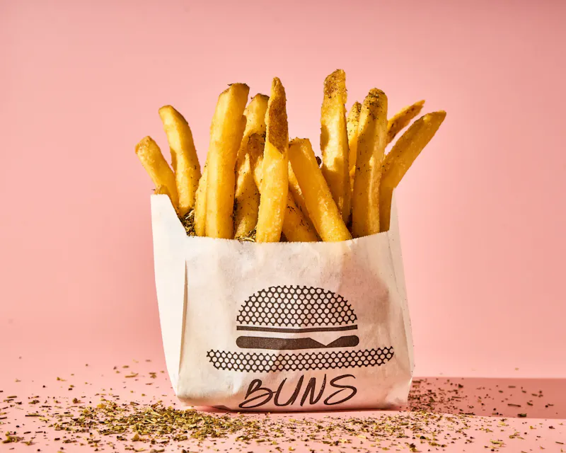 Frites fraîches maison en double cuisson, ultra croustillantes et dorées, servies chez Buns Smash Burgers & Fried Chicken Ourcq, Paris 15 et Vannes
