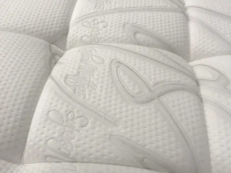 Adoptez ces 10 astuces simples pour protéger votre matelas, éviter l'usure prématurée et profiter d'un sommeil confortable plus longtemps.