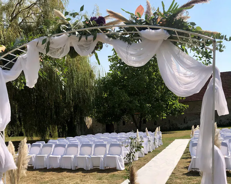 Vivez une cérémonie laïque pleine d’émotion, en extérieur ou en intérieur grâce à nos élégants espaces de repli. Une prestation proposée uniquement dans le cadre d’un mariage célébré au domaine.