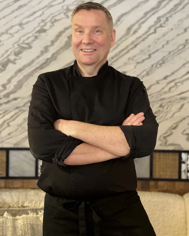 Welkom in de wereld van smaken, georkestreerd door onze gepassioneerde chef-kok: Eric Dupont. 
Hij is een echte maestro in de keuken en geeft elk gerecht een moderne en gedurfde toets, altijd klaar om je te verrassen!
Een gulle en enthousiaste persoonlijkheid die vreugde brengt in onze keuken ...