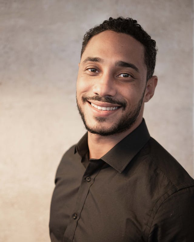 Grégory Anelka, ancien directeur de salle du restaurant a formé l’équipe afin qu’elle soit le prolongement de l’âme et de la main de Julia hors des cuisines. Tout en offrant un service minutieux et rigoureux, l’équipe de Baieta permet à chacun des convives, de se sentir comme à la maison et représente l’esprit du restaurant : une gastronomie précise dans un lieu où la décontraction est de mise.