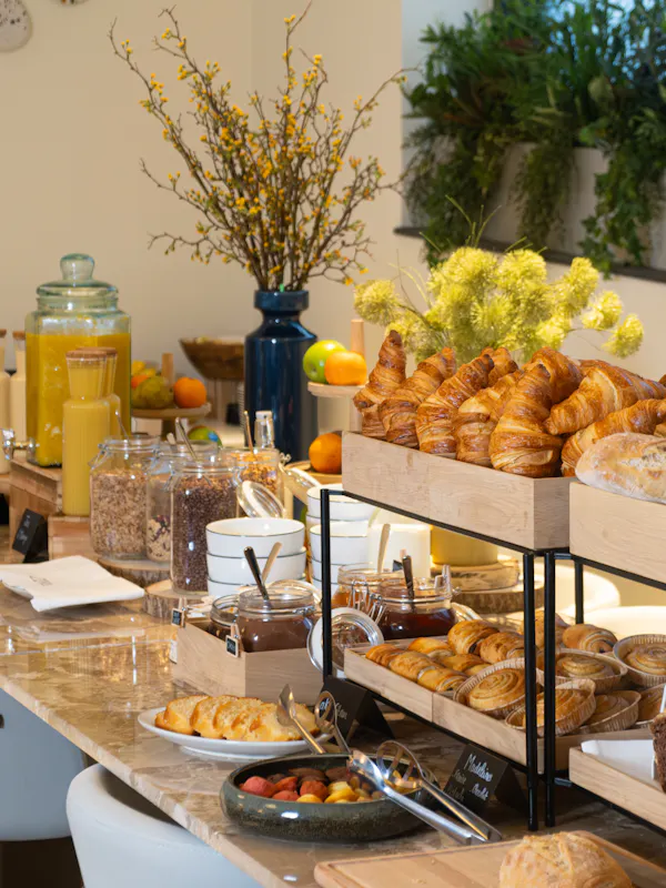 Begin de dag rustig met ons ontbijtbuffet: verse producten, gevarieerde smaken en eieren die ter plekke voor je worden bereid.

Openingsuren
• Van maandag tot vrijdag: 07:00 – 10:00
• In het weekend en op feestdagen: 07:00 – 10:30