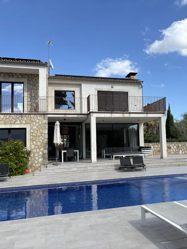 The villa exudes a warm, peaceful atmosphere. Exclusive use for you, quiet but close to everything.