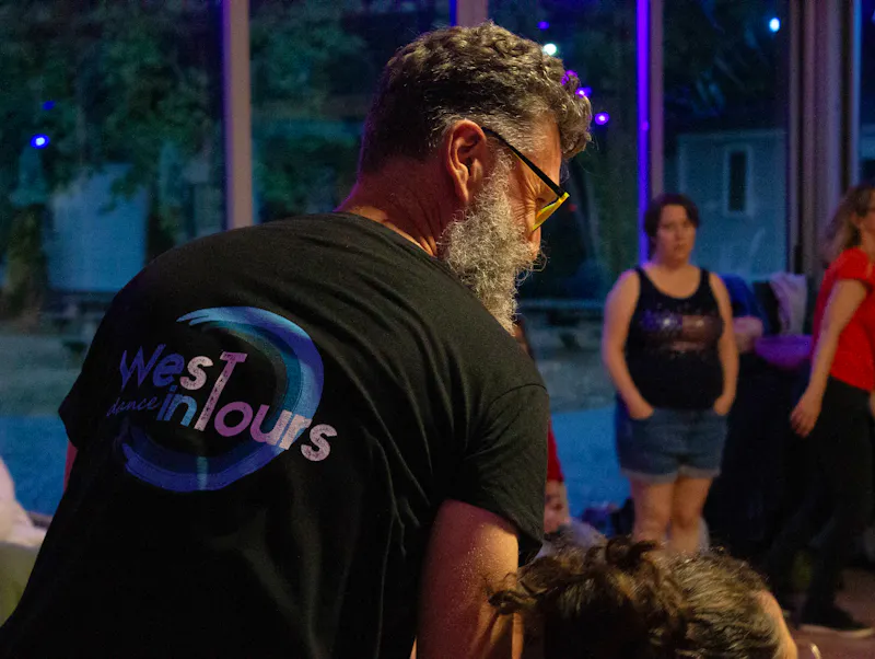 Soirée gratuite d’initiation au West Coast Swing à La Taverne de la Métairie, à La Ville-aux-Dames près de Tours.