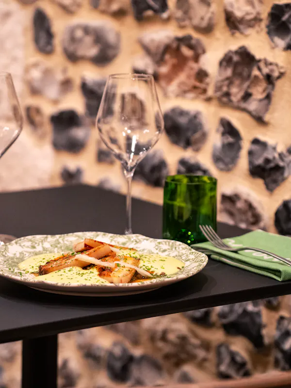 Located in the heart of Honfleur, at 19 Place Augustin Normand, La Ferronnerie welcomes you into a setting steeped in history, perfect for conviviality and sharing.