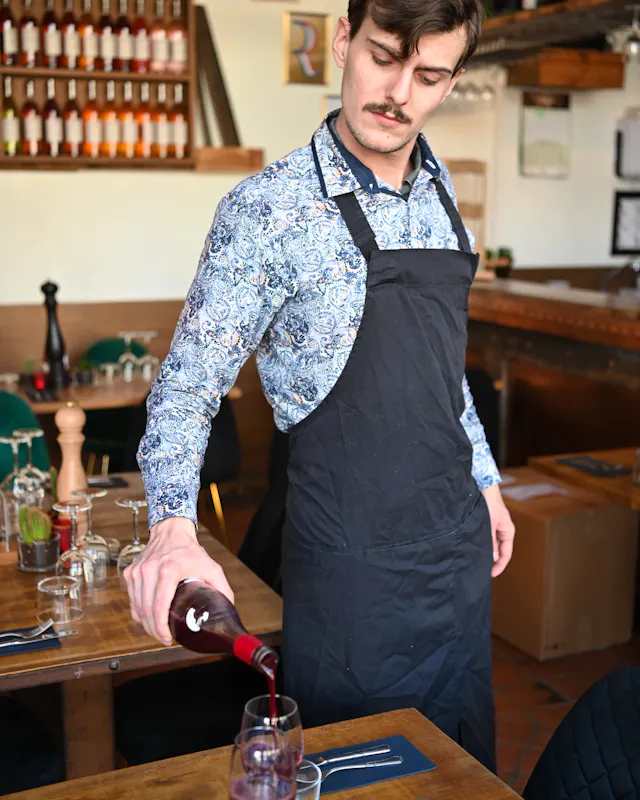 Baptiste Apprendista al Petit Commines 9 anni fa, ha affinato il palato nella sommellerie prima di tornare come maître d’hôtel che impone rispetto. Mezzo cantante dai capelli lunghi in versione bozza, mezzo Sting: serve un grand cru con carisma da rockstar.