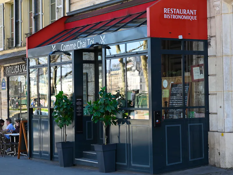 Foto von Comme Chai Toi Vue imprenable sur la cathédrale Notre-Dame depuis la salle et la terrasse du restaurant bistronomique Comme Chai Toi à Paris.