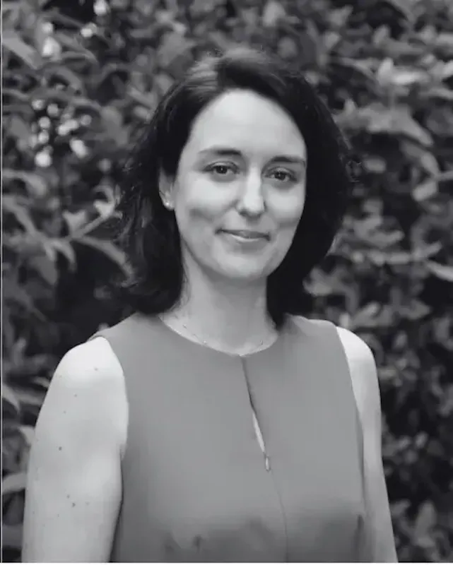 Après un cursus auprès des universités de PARIS II et de PARIS XII, Maître Isabelle DINEUR a obtenu le Diplôme Supérieur du Notariat en 2006 et s’est spécialisée en Gestion de patrimoine auprès de l’ESCP Europe.
Sa carrière professionnelle a débuté à Paris où elle a exercé en qualité de notaire salarié avant d’être nommée notaire associée à Meaux en 2016.