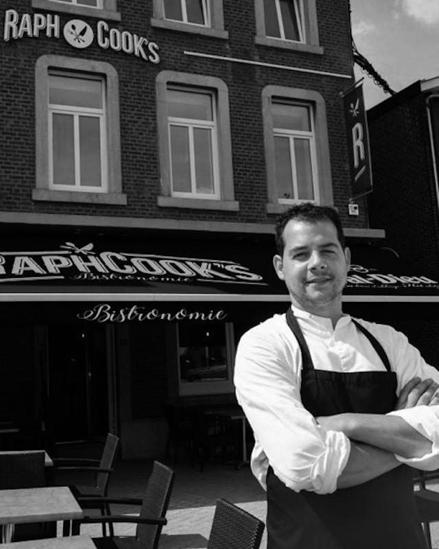 RAPH COOK‘S, C’EST AVANT TOUT L’HISTOIRE DE RAPHAËL ROEX, UN VÉRITABLE PASSIONNÉ QUI PASSE ÉNORMÉMENT DE TEMPS À RECHERCHER DESPRODUITS D’EXCEPTION       

C’est donc tout naturellement qu’il s’est lancé dans la restauration à la fin de ses études. Il s’est notamment illustré en tant que Chef à domicile, une situation qui lui a permis de rencontrer un franc succès pendant près de 10 ans. 
Il propose une cuisine de brasserie élégante qui fait la part belle aux produits frais et de saison. Plaçant la qualité et la fraîcheur des ingrédients au centre de ses préoccupations, il a su créer une carte à la fois originale, authentique et accessible à tous. Les produits issus de l’agriculture locale y sont privilégiés, tout comme les vins naturels qui sont connus pour être vivants, sains et digestes