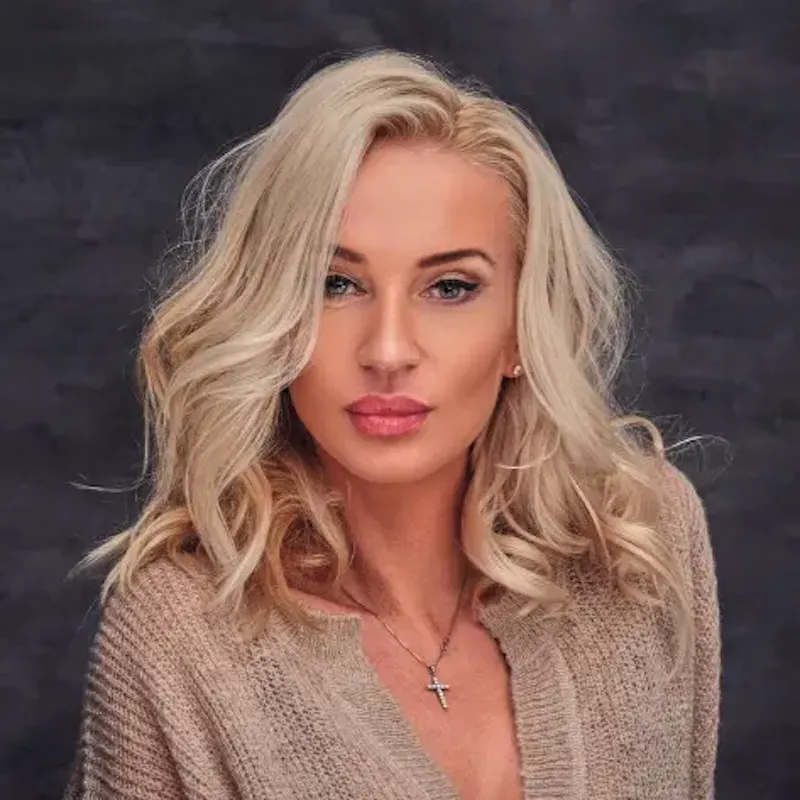 COUPE DE CHEVEUX - BRUSHING - SECHAGE NATUREL. COUPE DE CHEVEUX - BRUSHING - SECHAGE NATUREL.