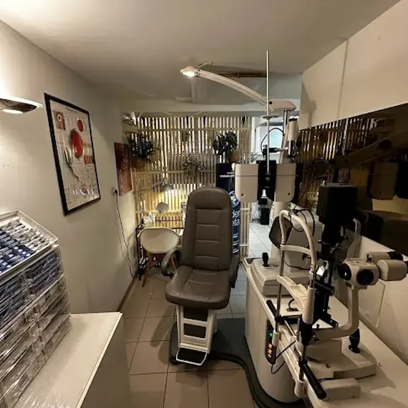 Centre d'examen de la vue Au cœur d’Ixelles, sur la Chaussée de Boondael, XL Optique vous accueille dans son Centre d’examen de la vue pour un bilan visuel complet et personnalisé. Notre objectif : vous garantir une vision optimale, dans le respect de votre confort, de votre santé oculaire, et de votre style de vie.