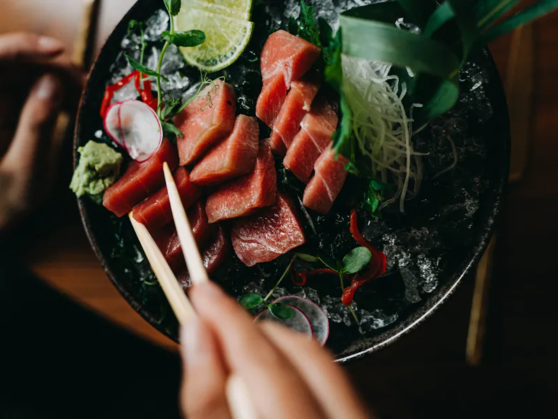 Ontdek hoe je nigiri, sashimi, maki en nori tacos correct eet volgens de traditie bij Akai Brussel.
