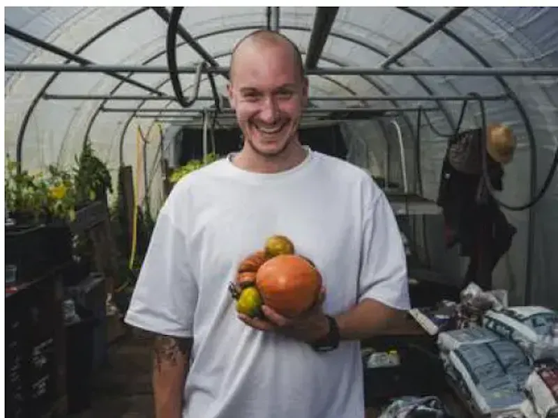 Chef-kok en medeoprichter van Entropy,Elliott Van de Velde, heeft gekozen voor een 100% plantaardige keuken. Een keuze die de banden met zijn tuinders versterkt