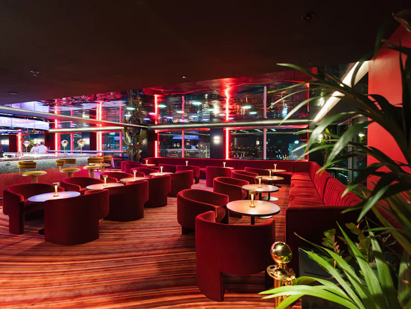 Akai Brussels: rooftop, Japanse fusion, cocktails, DJ's & panoramisch uitzicht. Alles wat je moet weten voor je bezoek.