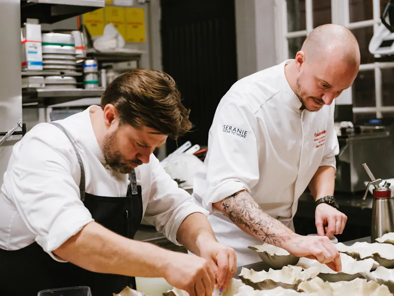 Sterrenchef Thierry Schwartz opende bij Entropy een nieuwe reeks vierhandendiners rond duurzame gastronomie in Brussel.