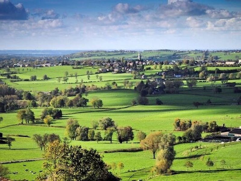 Aubel, village gastronomique aux paysages verdoyants.  Découvrez  10 itinéraires balisés, visitez l'abbaye du Val-Dieu et savourez la cuisine locale...