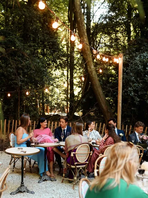 Envie de venir en groupe ? On vous accueille avec plaisir de 10 à 70 personnes à la guinguette du Flore !