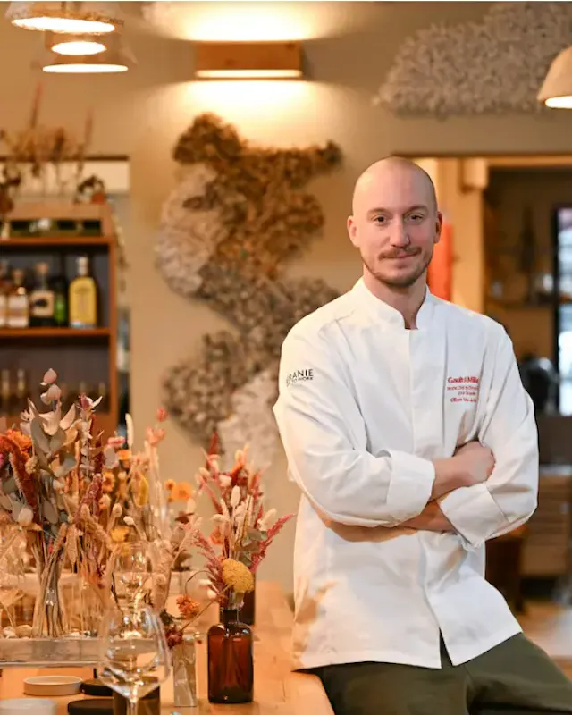 Young Chef of the Year 2025 in Brussels by G&M
Committed gastronome. Intuitive & innovative chef. 
His cuisine is based on intuition and finesse. Playing with textures and harmonious flavors, his creations bear witness to pure savoir-faire and a deep understanding of the power that emanates from simplicity. The result is a culinary experience that surprises as much as it inspires.