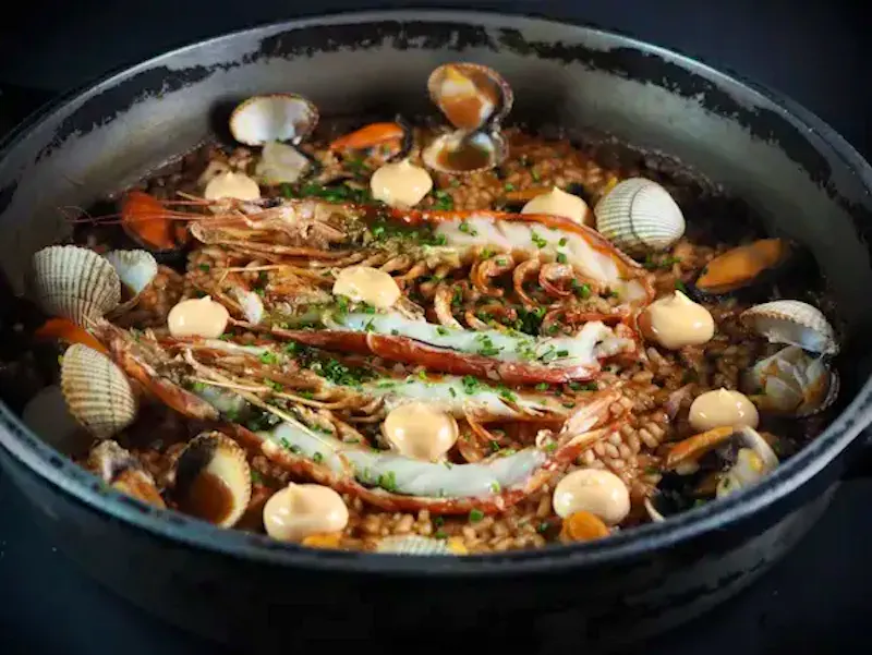 Dónde comer arroz en Barcelona con calidad, producto y respeto por la tradición. Arroces bien hechos en el corazón del Raval.