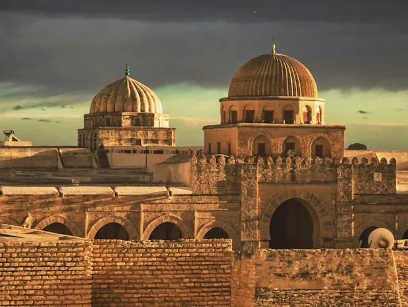 brown concrete dome building during daytime | Photo de Haythem Gataa, sur https://unsplash.com/@haythemgataa?utm_source=CentralApp&utm_medium=referral