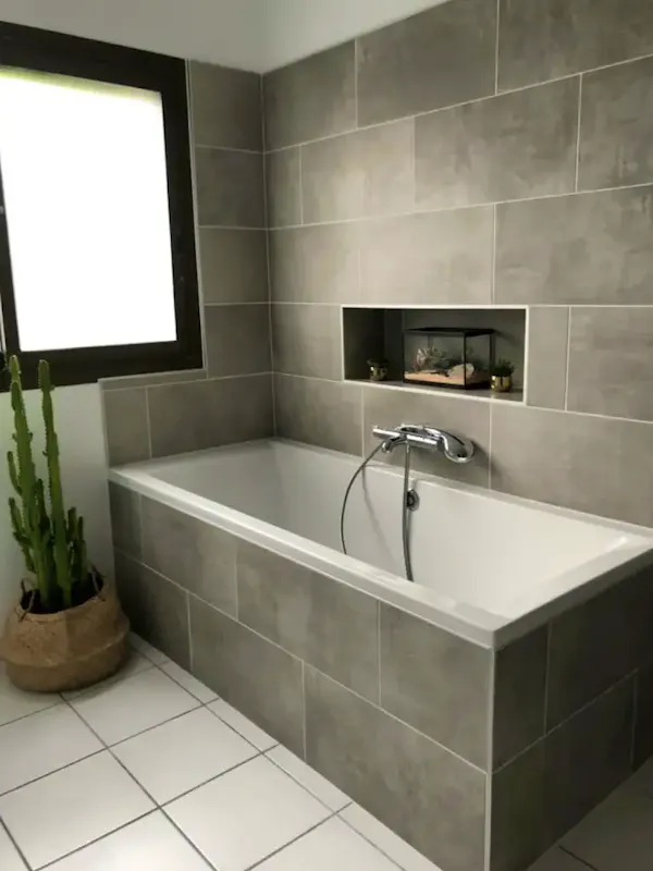 Rénovation salle de bain et et sanitaire Transformez votre salle de bain en un espace moderne, fonctionnel et esthétique grâce à nos solutions complètes de rénovation et d’aménagement sanitaire.
