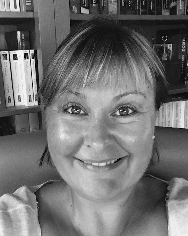 Formée en commerce international et après moult aventures à l'étranger, elle a déposé ses valises à Bruxelles et a rejoint Manu, afin de vous faire découvrir la cuisine Belge et surtout un bel échantillonnage des bières de terroir, qu'elle tend à agrémenter de nouveautés.

Trained in international trade and after many adventures abroad, she left her suitcases in Brussels and joined Manu, to make you discover Belgian cuisine and especially a nice sampling of local beers, which she tends to embellish with novelties.