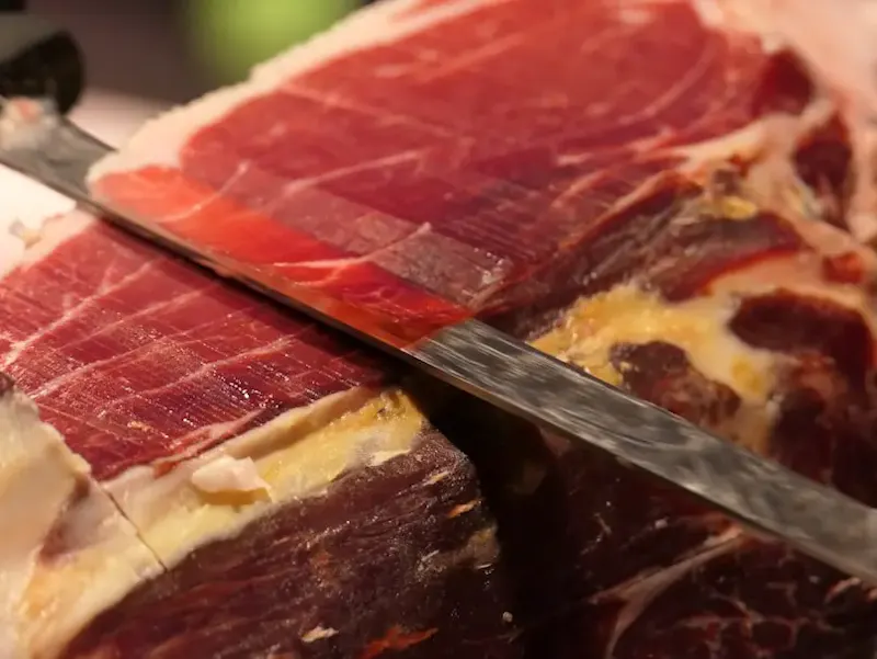 L'Espagne est un pays où la gastronomie occupe une place centrale dans la culture. Parmi ses nombreuses spécialités, la charcuterie se distingue.